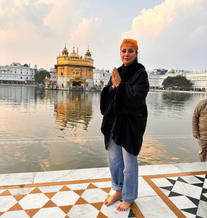 Shehnaaz Gill visits Golden Temple, offers prayers | Shehnaaz Gill visits Golden Temple, offers prayers