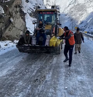 Jammu-Srinagar highway partially restored for traffic | Jammu-Srinagar highway partially restored for traffic Jammu-Srinagar highway partially restored for traffic | Jammu-Srinagar highway partially restored for traffic