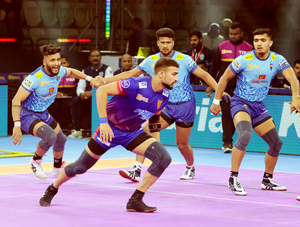 PKL 10: Maninder Singh, Nitin Kumar land major blow for Bengal on Dabang Delhi | PKL 10: Maninder Singh, Nitin Kumar land major blow for Bengal on Dabang Delhi