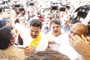 BJP protest in K'taka to counter Cong's 'Chalo Delhi', 30 detained | BJP protest in K'taka to counter Cong's 'Chalo Delhi', 30 detained BJP protest in K'taka to counter Cong's 'Chalo Delhi', 30 detained | BJP protest in K'taka to counter Cong's 'Chalo Delhi', 30 detained