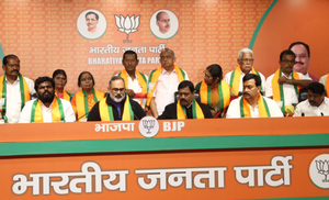 15 former MLAs, 1 ex-MP from Tamil Nadu join BJP | 15 former MLAs, 1 ex-MP from Tamil Nadu join BJP 15 former MLAs, 1 ex-MP from Tamil Nadu join BJP | 15 former MLAs, 1 ex-MP from Tamil Nadu join BJP
