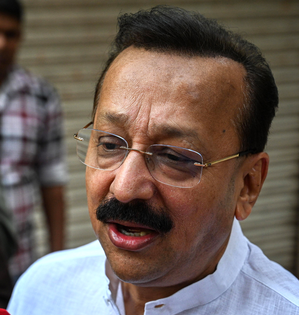 Baba Siddique's murder in Mumbai leaves political fraternity shocked & grieved; Ajit Pawar assures strict action | Baba Siddique's murder in Mumbai leaves political fraternity shocked & grieved; Ajit Pawar assures strict action Baba Siddique's murder in Mumbai leaves political fraternity shocked & grieved; Ajit Pawar assures strict action | Baba Siddique's murder in Mumbai leaves political fraternity shocked & grieved; Ajit Pawar assures strict action