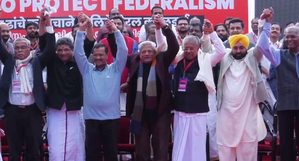 CM Vijayan leads protest against Centre at Jantar Mantar, Cong says 'misgovernance' | CM Vijayan leads protest against Centre at Jantar Mantar, Cong says 'misgovernance'