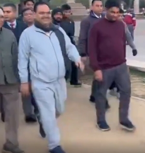Raj CM goes for a surprise morning walk, promotes PM's Fit India campaign | Raj CM goes for a surprise morning walk, promotes PM's Fit India campaign