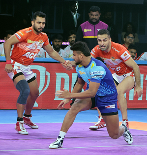 PKL 10: Parteek Dahiya, Rakesh's 10 points propel Gujarat Giants closer to Playoffs spot | PKL 10: Parteek Dahiya, Rakesh's 10 points propel Gujarat Giants closer to Playoffs spot PKL 10: Parteek Dahiya, Rakesh's 10 points propel Gujarat Giants closer to Playoffs spot | PKL 10: Parteek Dahiya, Rakesh's 10 points propel Gujarat Giants closer to Playoffs spot