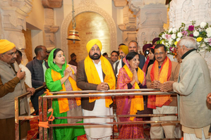 Kejriwal, Bhagwant Mann visit Ram Temple with family, offer prayers | Kejriwal, Bhagwant Mann visit Ram Temple with family, offer prayers Kejriwal, Bhagwant Mann visit Ram Temple with family, offer prayers | Kejriwal, Bhagwant Mann visit Ram Temple with family, offer prayers