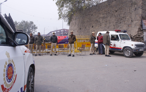 Farmers protest: Delhi borders sealed, traffic advisory issued for commuters | Farmers protest: Delhi borders sealed, traffic advisory issued for commuters Farmers protest: Delhi borders sealed, traffic advisory issued for commuters | Farmers protest: Delhi borders sealed, traffic advisory issued for commuters