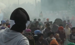 Haryana Police use tear gas to disperse protesting farmers at inter-state border | Haryana Police use tear gas to disperse protesting farmers at inter-state border
