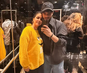 Munawar Faruqui, Hina Khan pose together for selfie as they wrap up Kolkata shoot | Munawar Faruqui, Hina Khan pose together for selfie as they wrap up Kolkata shoot Munawar Faruqui, Hina Khan pose together for selfie as they wrap up Kolkata shoot | Munawar Faruqui, Hina Khan pose together for selfie as they wrap up Kolkata shoot