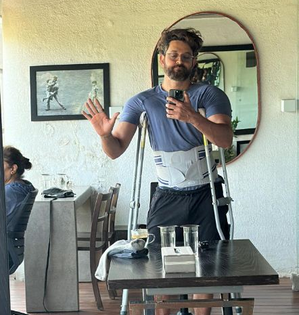 Hrithik Roshan pulls a muscles, shares picture with crutches, waist brace | Hrithik Roshan pulls a muscles, shares picture with crutches, waist brace Hrithik Roshan pulls a muscles, shares picture with crutches, waist brace | Hrithik Roshan pulls a muscles, shares picture with crutches, waist brace