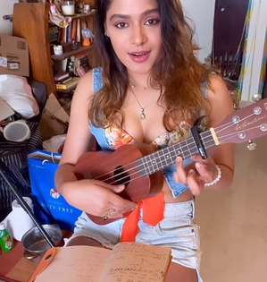 Pranati Rai Prakash sings a love song with ukulele | Pranati Rai Prakash sings a love song with ukulele