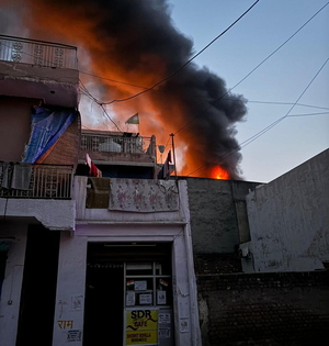 Delhi factory blaze death toll mounts to 7 | Delhi factory blaze death toll mounts to 7