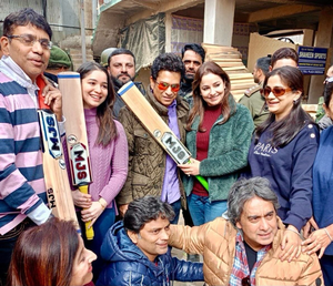 Sachin Tendulkar Visits Bat Factory in J&K's Awantipora with Family (Watch Video) | Sachin Tendulkar Visits Bat Factory in J&K's Awantipora with Family (Watch Video)