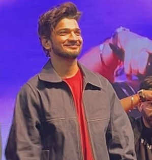 Munawar Faruqui at fan meetup: 'Nafrat na failaye, pyaar ki baat kare' | Munawar Faruqui at fan meetup: 'Nafrat na failaye, pyaar ki baat kare'