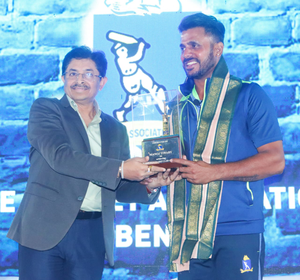 CAB felicitates Manoj Tiwari with golden bat as he bids cricket goodbye | CAB felicitates Manoj Tiwari with golden bat as he bids cricket goodbye CAB felicitates Manoj Tiwari with golden bat as he bids cricket goodbye | CAB felicitates Manoj Tiwari with golden bat as he bids cricket goodbye