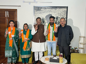 Hours before apex court hearing, Chandigarh Mayor resigns; 3 AAP councillors join BJP | Hours before apex court hearing, Chandigarh Mayor resigns; 3 AAP councillors join BJP Hours before apex court hearing, Chandigarh Mayor resigns; 3 AAP councillors join BJP | Hours before apex court hearing, Chandigarh Mayor resigns; 3 AAP councillors join BJP