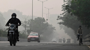 Delhi records 10 degrees as minimum temp, AQI poor | Delhi records 10 degrees as minimum temp, AQI poor
