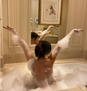 Selena Gomez strips for racy bathtub selfie during Paris trip | Selena Gomez strips for racy bathtub selfie during Paris trip Selena Gomez strips for racy bathtub selfie during Paris trip | Selena Gomez strips for racy bathtub selfie during Paris trip