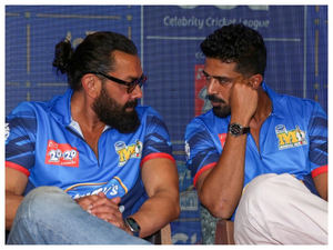 Saqib Saleem flexes his biceps to Bobby, talks about his love for cricket | Saqib Saleem flexes his biceps to Bobby, talks about his love for cricket