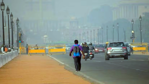 Delhi records 14.7 degrees as minimum temp, AQI in 'poor' category | Delhi records 14.7 degrees as minimum temp, AQI in 'poor' category