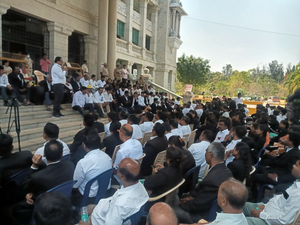 Post against Varanasi judge: K’taka advocates continue stir demanding SI's suspension | Post against Varanasi judge: K’taka advocates continue stir demanding SI's suspension Post against Varanasi judge: K’taka advocates continue stir demanding SI's suspension | Post against Varanasi judge: K’taka advocates continue stir demanding SI's suspension