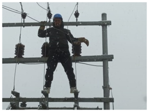 Kashmir: KPDCL geared up amidst heavy snowfall | Kashmir: KPDCL geared up amidst heavy snowfall Kashmir: KPDCL geared up amidst heavy snowfall | Kashmir: KPDCL geared up amidst heavy snowfall