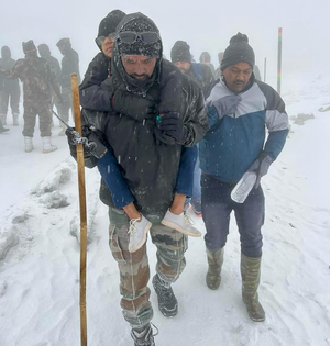 Army rushes to aid 500 tourists stranded after sudden snowfall in Sikkim | Army rushes to aid 500 tourists stranded after sudden snowfall in Sikkim Army rushes to aid 500 tourists stranded after sudden snowfall in Sikkim | Army rushes to aid 500 tourists stranded after sudden snowfall in Sikkim