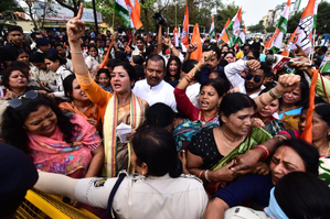 Scuffle breaks out between women Congress members and police in Bhubaneswar | Scuffle breaks out between women Congress members and police in Bhubaneswar