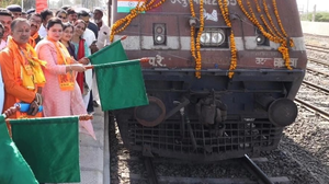MP Poonamben Maadam bids farewell to Rambhakts by flagging off Aastha Train | MP Poonamben Maadam bids farewell to Rambhakts by flagging off Aastha Train