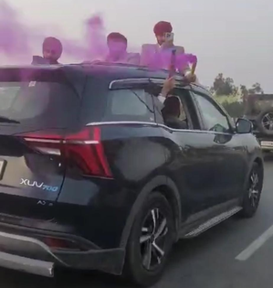 Five held for reckless driving, bursting colour bombs on Delhi roads | Five held for reckless driving, bursting colour bombs on Delhi roads