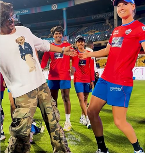 SRK strikes iconic pose with Australian cricketer Meg Lanning at WPL opener | SRK strikes iconic pose with Australian cricketer Meg Lanning at WPL opener