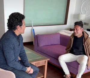 Tendulkar meets para cricketer Amir Lone, gifts him signed bat | Tendulkar meets para cricketer Amir Lone, gifts him signed bat Tendulkar meets para cricketer Amir Lone, gifts him signed bat | Tendulkar meets para cricketer Amir Lone, gifts him signed bat