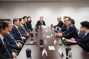 S.Korean FM meets business leaders in New York | S.Korean FM meets business leaders in New York S.Korean FM meets business leaders in New York | S.Korean FM meets business leaders in New York
