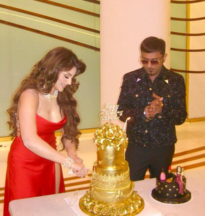 Urvashi cuts 24-carat gold cake gifted by Yo Yo Honey Singh on her b'day | Urvashi cuts 24-carat gold cake gifted by Yo Yo Honey Singh on her b'day Urvashi cuts 24-carat gold cake gifted by Yo Yo Honey Singh on her b'day | Urvashi cuts 24-carat gold cake gifted by Yo Yo Honey Singh on her b'day