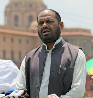 Veteran Gujarat Congress leader Naran Rathwa and son join BJP | Veteran Gujarat Congress leader Naran Rathwa and son join BJP Veteran Gujarat Congress leader Naran Rathwa and son join BJP | Veteran Gujarat Congress leader Naran Rathwa and son join BJP
