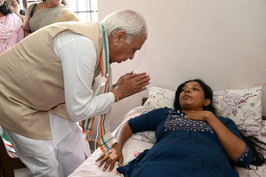 Appeal to all not to create cult of violence: Kerala Guv after meeting dead student's family | Appeal to all not to create cult of violence: Kerala Guv after meeting dead student's family Appeal to all not to create cult of violence: Kerala Guv after meeting dead student's family | Appeal to all not to create cult of violence: Kerala Guv after meeting dead student's family