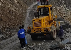 Multiple landslides block Srinagar-Jammu national highway | Multiple landslides block Srinagar-Jammu national highway