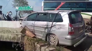 Three of a family die in car crash in Bihar's Motihari | Three of a family die in car crash in Bihar's Motihari Three of a family die in car crash in Bihar's Motihari | Three of a family die in car crash in Bihar's Motihari