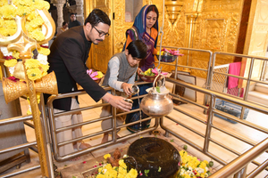 Celebs Visit Babulnath Temple in Mumbai Ahead of Mahashivratri | Celebs Visit Babulnath Temple in Mumbai Ahead of Mahashivratri