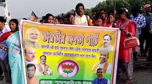 PM Modi's rally in Bengal's Barasat, Sandeshkhali women to narrate woes | PM Modi's rally in Bengal's Barasat, Sandeshkhali women to narrate woes PM Modi's rally in Bengal's Barasat, Sandeshkhali women to narrate woes | PM Modi's rally in Bengal's Barasat, Sandeshkhali women to narrate woes