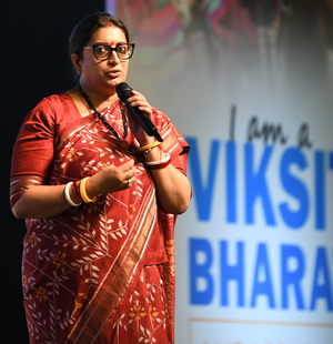Smriti Irani gives mantra for women's empowerment at 'Viksit Bharat' event in DU | Smriti Irani gives mantra for women's empowerment at 'Viksit Bharat' event in DU