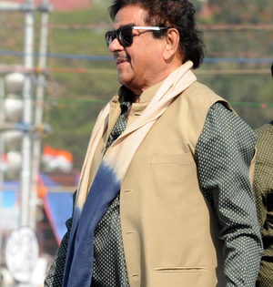Shatrughan Sinha leading in Asansol against BJP's S.S. Ahluwalia | Shatrughan Sinha leading in Asansol against BJP's S.S. Ahluwalia Shatrughan Sinha leading in Asansol against BJP's S.S. Ahluwalia | Shatrughan Sinha leading in Asansol against BJP's S.S. Ahluwalia