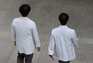 South Korean vows to speed up medical reform despite walkout by trainee doctors | South Korean vows to speed up medical reform despite walkout by trainee doctors