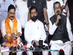 Maharashtra: SS-UBT legislator Ravindra Waikar joins Eknath Shinde-led Shiv Sena | Maharashtra: SS-UBT legislator Ravindra Waikar joins Eknath Shinde-led Shiv Sena