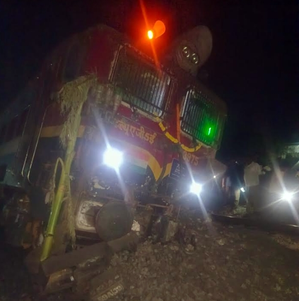 Locomotive of passenger train derails in Andhra, no passenger injured | Locomotive of passenger train derails in Andhra, no passenger injured