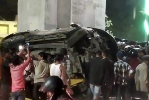 SUV driver pierced by iron rod after road accident in Patna | SUV driver pierced by iron rod after road accident in Patna SUV driver pierced by iron rod after road accident in Patna | SUV driver pierced by iron rod after road accident in Patna
