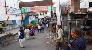 Police pelted with stones during demolition drive in Lucknow | Police pelted with stones during demolition drive in Lucknow