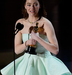 96th Academy Awards: Emma Stone Gets Emotional While Accepting Oscar for ‘Poor Things’ in ‘Broken Dress’(Watch Video) | 96th Academy Awards: Emma Stone Gets Emotional While Accepting Oscar for ‘Poor Things’ in ‘Broken Dress’(Watch Video)