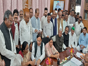Bihar MLC polls: Rabri Devi, four other Mahagathbandhan leaders file nomination papers | Bihar MLC polls: Rabri Devi, four other Mahagathbandhan leaders file nomination papers
