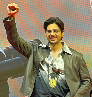 Sidharth opens up about swollen elbow: He fell down before action scene | Sidharth opens up about swollen elbow: He fell down before action scene Sidharth opens up about swollen elbow: He fell down before action scene | Sidharth opens up about swollen elbow: He fell down before action scene